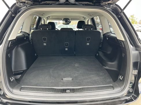 Used 2023 Jeep Grand Cherokee Laredo image 14