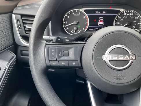 Used 2023 Nissan Rogue SV AWD/4WD image 17