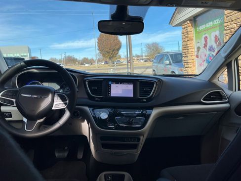 Used 2024 Chrysler Voyager LX image 33