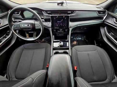 Certified 2025 Jeep Grand Cherokee Laredo X image 9