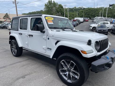 Used 2024 Jeep Wrangler Unlimited AWD/4WD image 6