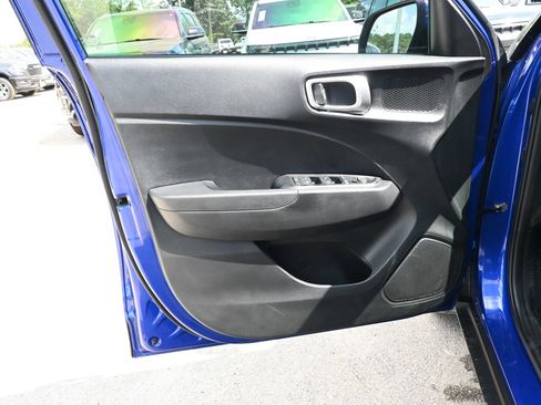 Used 2025 Hyundai Venue SEL FWD image 8
