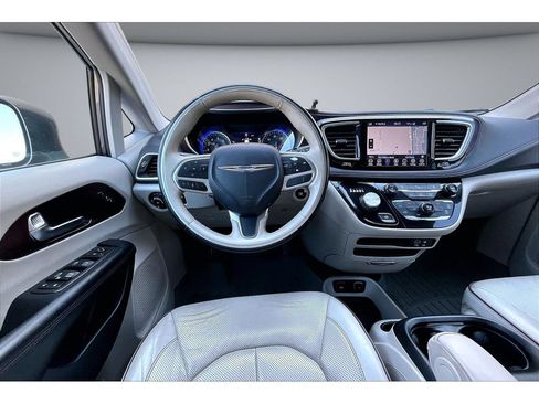 Used 2020 Chrysler Pacifica Limited FWD image 8
