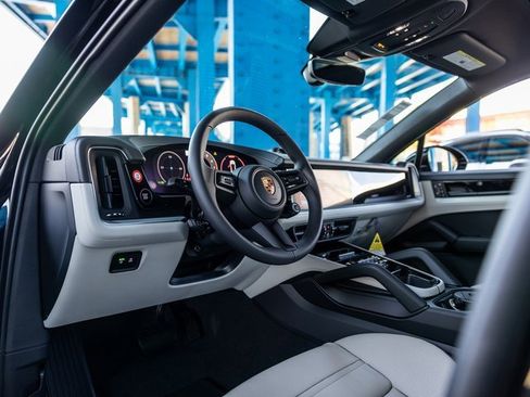 Certified 2025 Porsche Cayenne Coupe image 4