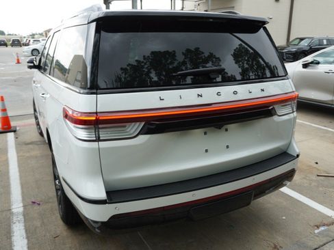 Used 2024 Lincoln Navigator Premiere AWD/4WD image 7