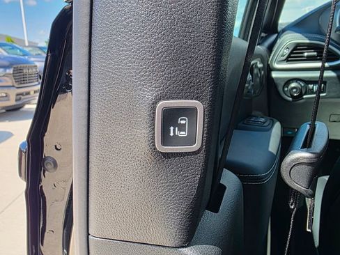 New 2025 Chrysler Pacifica Select image 29