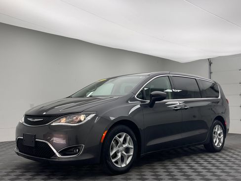 Used 2017 Chrysler Pacifica Touring Plus w/ Tire & Wheel Group FWD image 2