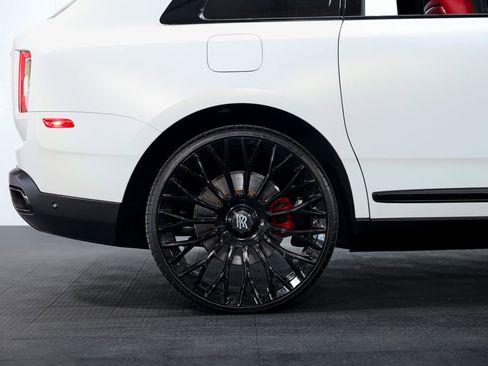 Used 2022 Rolls-Royce Cullinan Black Badge w/ Dark Exterior Package image 9