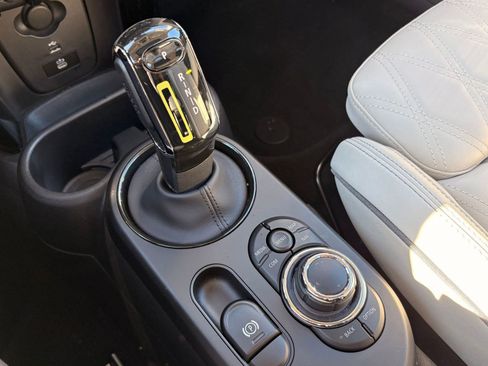 Certified 2024 MINI Cooper SE image 18