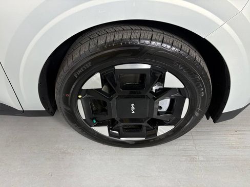 New 2026 Kia Carnival EX FWD image 10