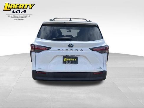 Used 2022 Toyota Sienna LE AWD/4WD image 6