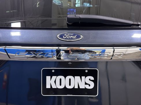 Used 2022 Ford Explorer Limited w/ Equipment Group 301A RWD image 18