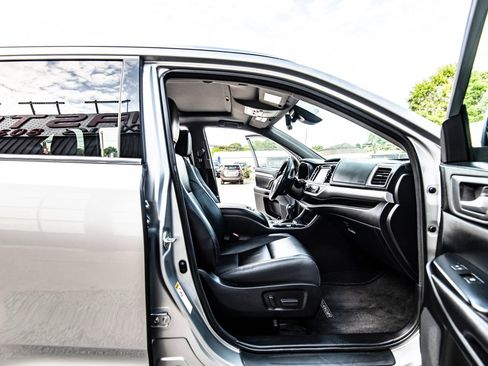 Used 2018 Toyota Highlander XLE FWD image 35