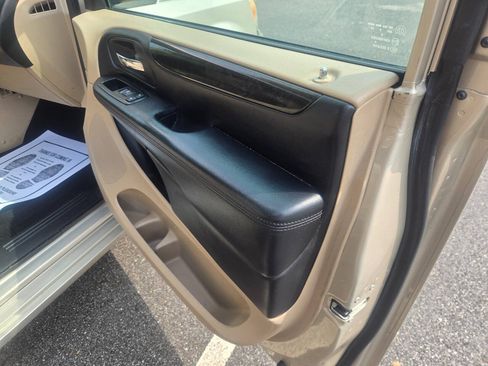 Used 2014 Dodge Grand Caravan SXT FWD image 24