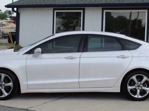 Used 2015 Ford Fusion SE w/ Equipment Group 201A FWD image 2
