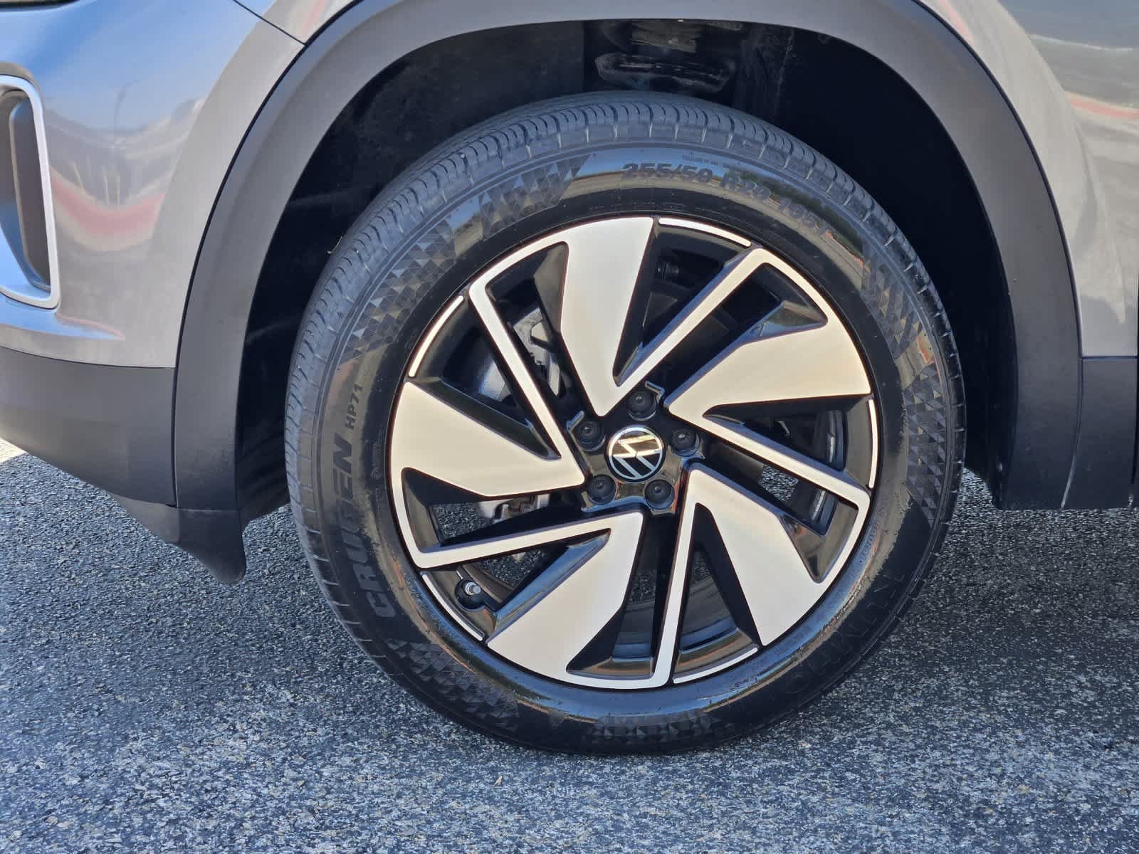 Used 2024 Volkswagen Atlas SE w/ Black Wheel Package FWD image 9