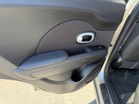 Used 2016 Kia Soul + FWD image 18