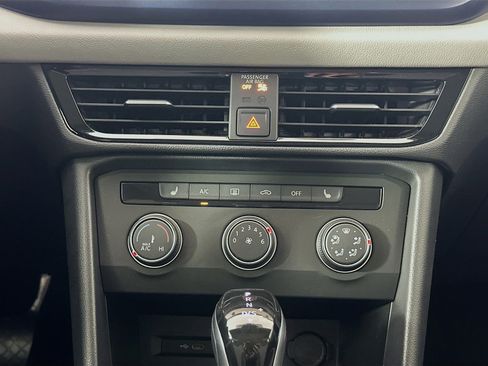 Used 2022 Volkswagen Taos SE w/ Panoramic Sunroof Package FWD image 23