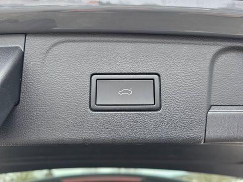 Used 2025 Volkswagen Atlas SE image 11