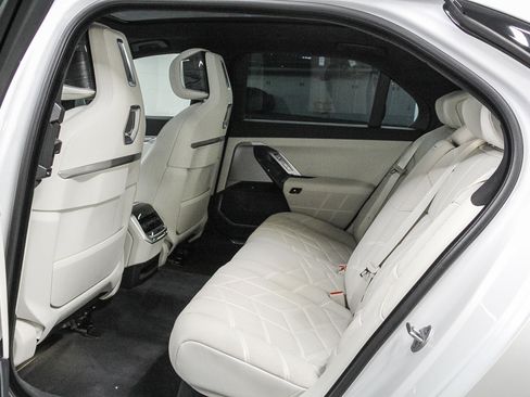 Used 2025 BMW i7 xDrive60 image 17