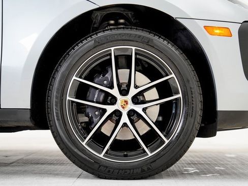 Used 2025 Porsche Macan image 31