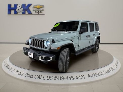 Used 2024 Jeep Wrangler Unlimited Sahara w/ Technology Group AWD/4WD image 4