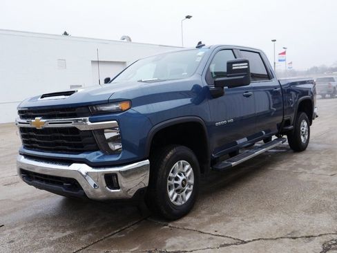 Used 2025 Chevrolet Silverado 2500 LT w/ Convenience Package AWD/4WD image 4