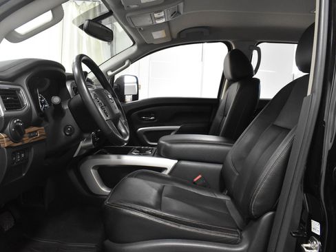 Used 2017 Nissan Titan SL image 3
