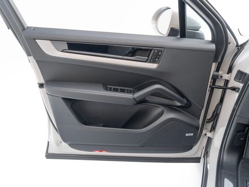 New 2025 Porsche Cayenne image 21