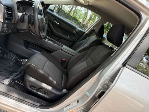 Used 2025 Nissan Rogue SV FWD image 25