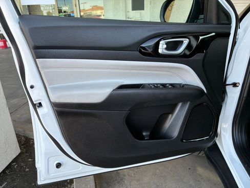 Used 2025 Jeep Compass Limited image 18