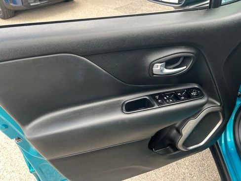 Used 2022 Jeep Renegade Latitude AWD/4WD image 7