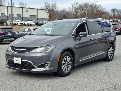 Used 2020 Chrysler Pacifica Touring-L Plus w/ Advanced Safetytec Group image 3