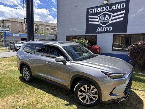 Used 2025 Toyota Grand Highlander AWD Hybrid image 2