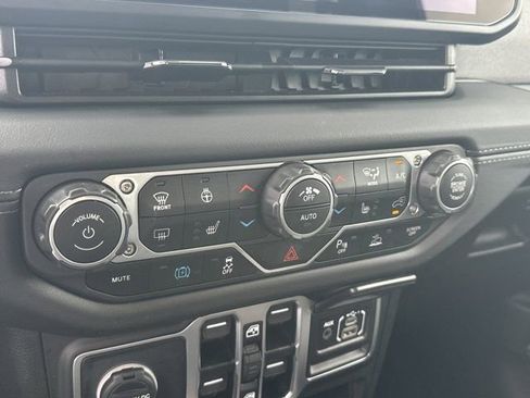 Used 2025 Jeep Wrangler Unlimited Sahara w/ Safety Group image 28