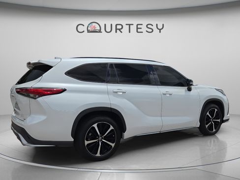 Used 2022 Toyota Highlander XSE FWD image 5