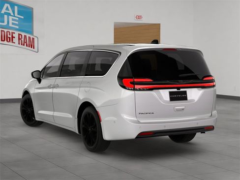 New 2026 Chrysler Pacifica Select image 4