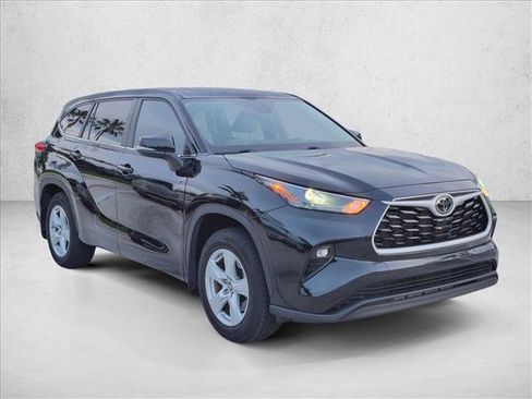 Certified 2024 Toyota Highlander LE FWD image 3