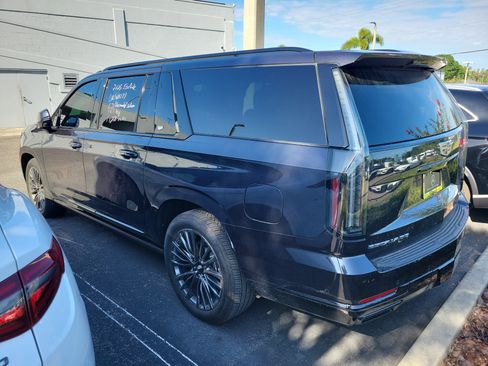 Used 2025 Cadillac Escalade ESV Sport Platinum AWD/4WD image 4