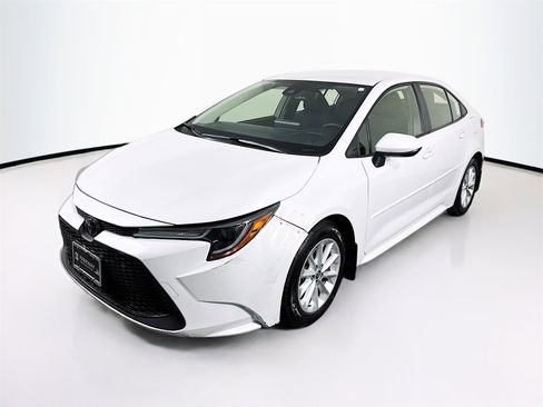 Used 2022 Toyota Corolla LE image 3