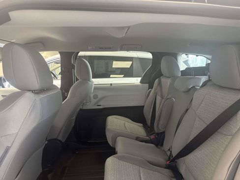 Used 2026 Toyota Sienna LE FWD image 11