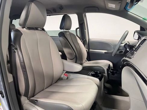 Used 2014 Toyota Sienna LE image 10