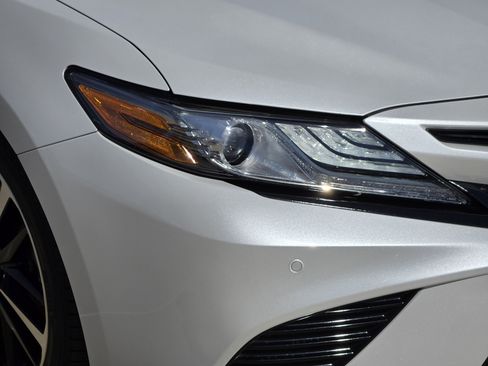 Used 2018 Toyota Camry XSE image 8
