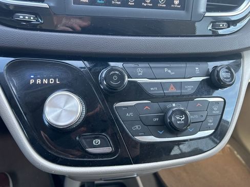 Used 2020 Chrysler Pacifica Touring-L image 23