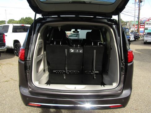 Used 2010 Chrysler Town & Country LX image 9