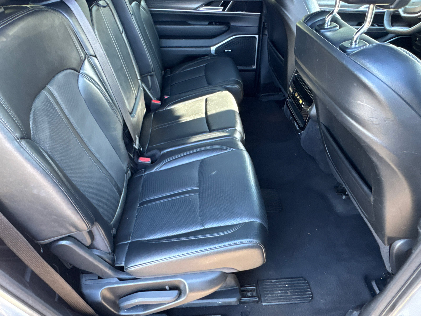 Used 2024 Jeep Wagoneer L Series II w/ Flexible Seating Group AWD/4WD image 14