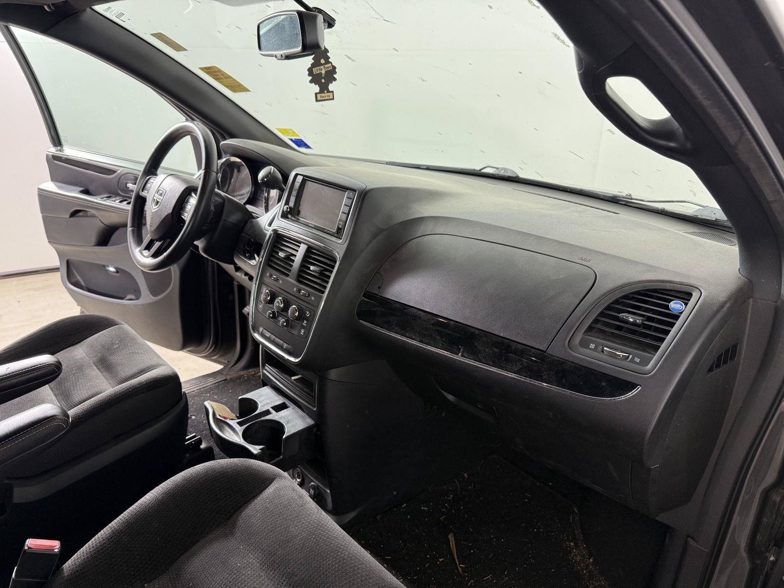 Used 2018 Dodge Grand Caravan SE FWD image 15