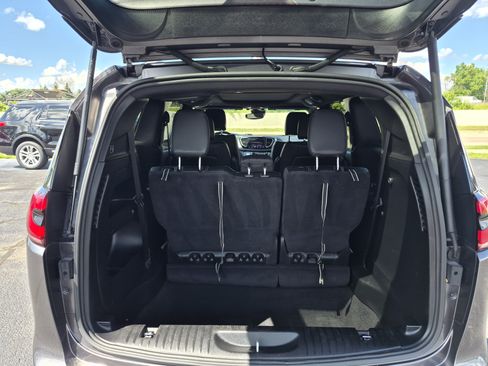 Used 2022 Chrysler Pacifica Touring-L w/ S Appearance Package FWD image 12