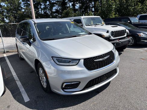 Used 2024 Chrysler Pacifica Touring-L FWD image 7