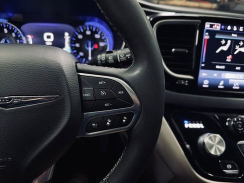 Used 2024 Chrysler Pacifica Touring-L image 31